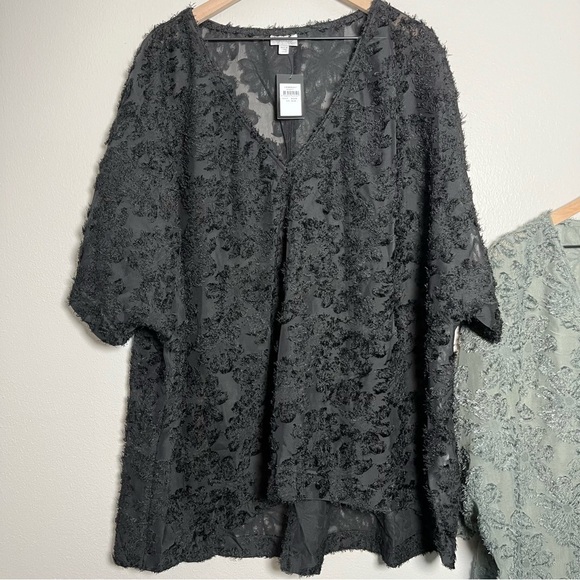 NWT Avenue Women Top 26/28 Black Gray Bunrout Textured 3D Floral V-Neck Art 4X - Picture 10 of 12